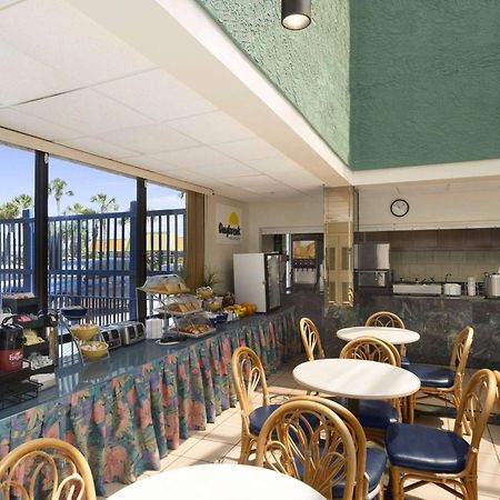 Days Inn By Wyndham Panama City Beach/Ocean Front Exteriör bild