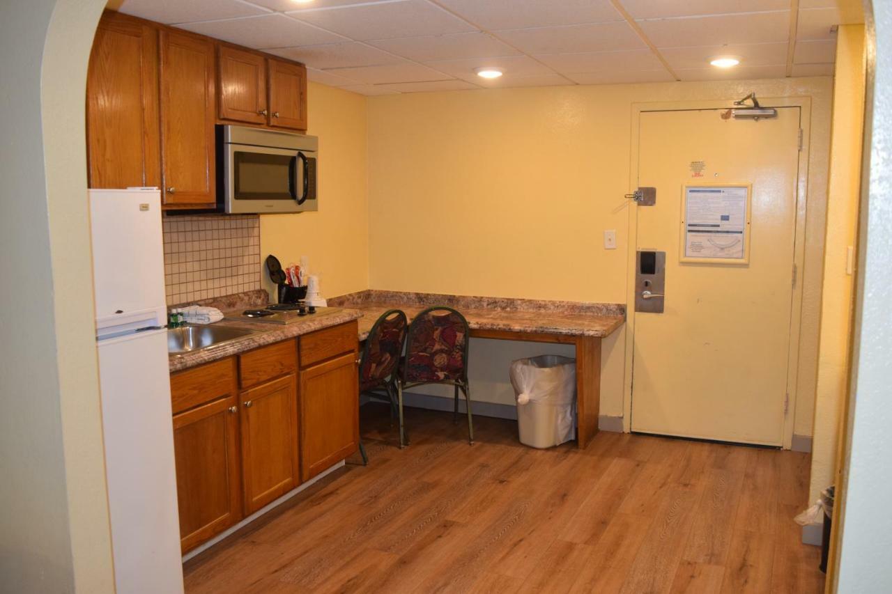 Days Inn By Wyndham Panama City Beach/Ocean Front Exteriör bild